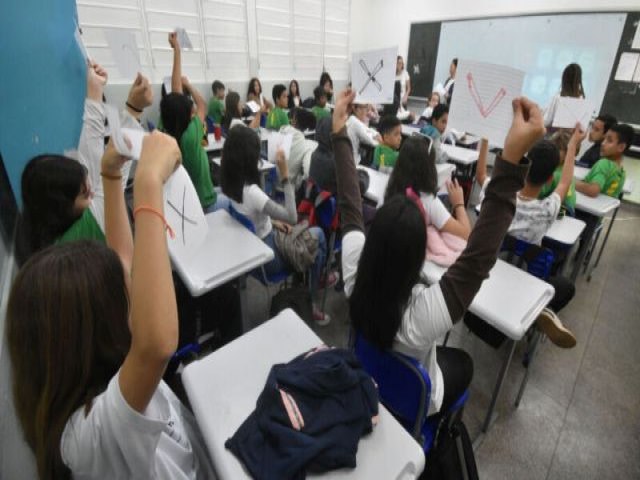 Projeto para instalar cmeras em sala de aula fere a liberdade do professor, afirma educadora