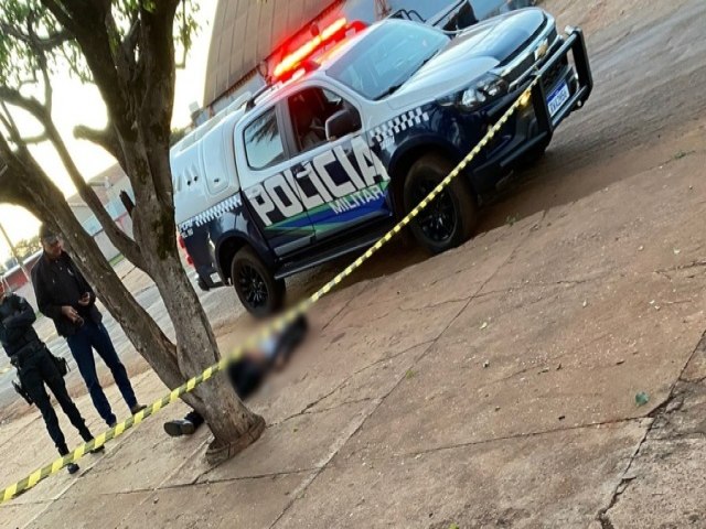 Jovem  assassinado com vrios golpes de faca na Vila Prateada em Maracaju