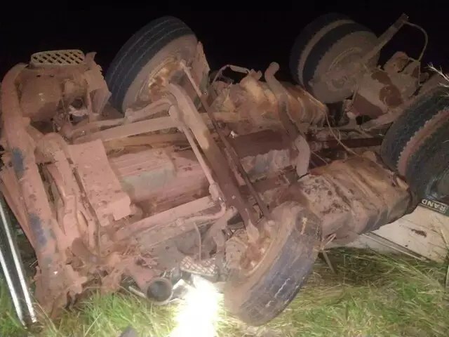 Motorista fica ferido depois de perder o controle e carreta tombar na Serra de Maracaju