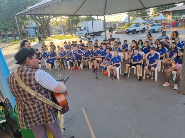 Prefeitura de Maracaju fechou o ms de comemorao do meio ambiente com grandes aes e apresentao teatral na Praa Central