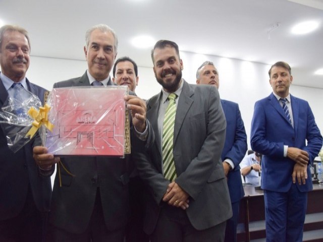 Cmara homenageia personalidades com 'ttulo de cidado maracajuense'