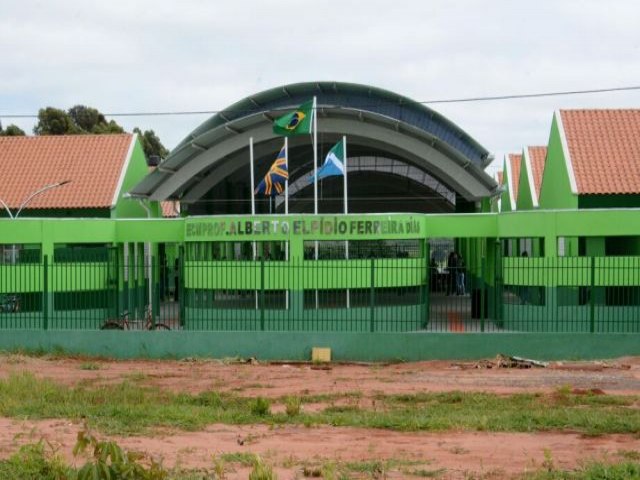 Governo Lula decide acabar com escolas cvico-militares, bandeira de Bolsonaro