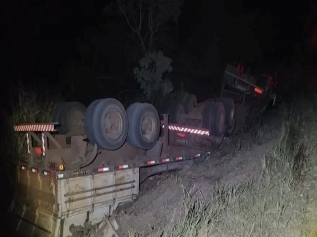 Com placas de Maracaju, carreta carregada com soja tomba na BR-267