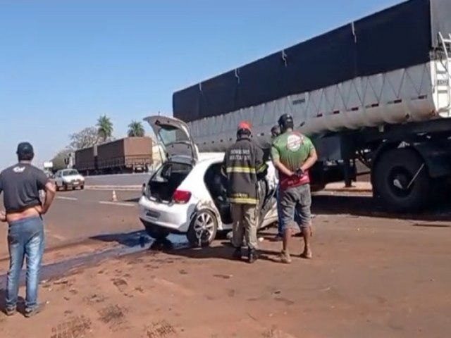 Coliso de Gol com carreta deixa dois feridos na MS-162 entre Sidrolndia e Maracaju