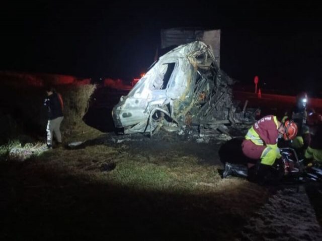 Caminhes batem, pegam fogo e dois morrem carbonizados na BR-163