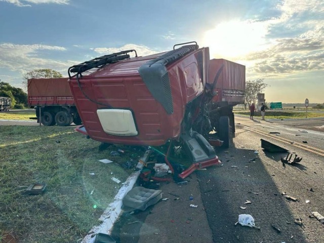 Entre Maracaju e Guia Lopes, carretas colidem na BR-267; motorista fica em estado grave