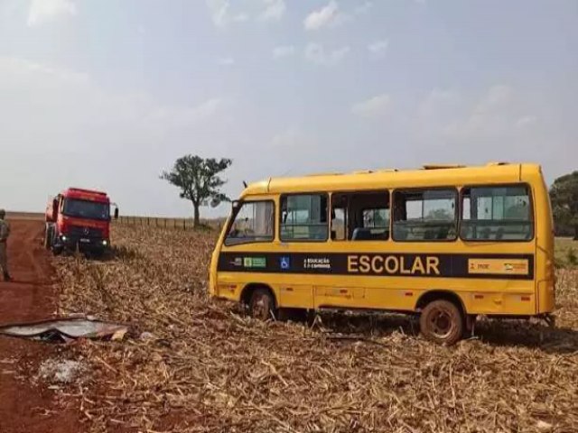 nibus escolar tomba em estrada no sentido Rio Brilhante-Maracaju; 14 crianas ficam feridas