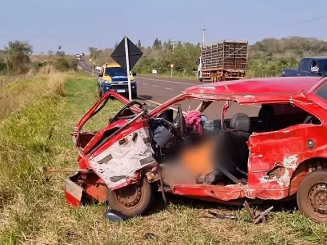 Entre Maracaju e Sidrolndia, motorista tenta fazer converso, mas  atingido por caminho e morre na hora