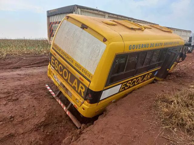 nibus escolar tomba em rea rural e trs ficam feridos em Maracaju