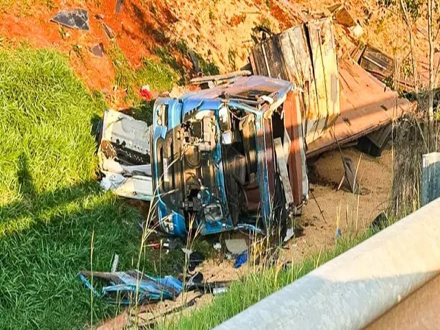 Coliso entre veculos deixa carreta destruda na Serra de Maracaju