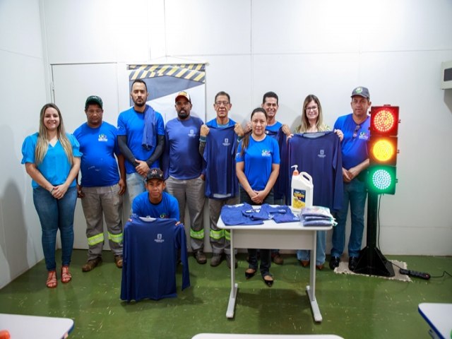 Prefeitura de Maracaju entrega uniformes com proteo UV para servidores da Gemutran