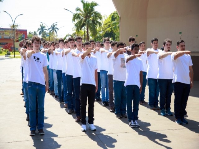 Em 'Juramento a Bandeira', 50 jovens maracajuenses so dispensados do Servio Militar