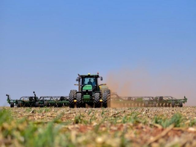 Chuva irregular e calor travam plantio da soja na regio central de MS