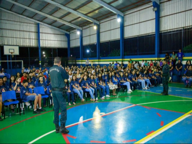 Em parceria com a PM, Prefeitura forma alunos do Joo Pedro Fernandes e Maurcia Par no Proerd