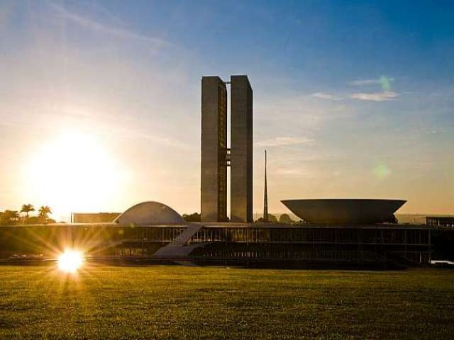 Cmara aprova na madrugada pacote que diminui controle sobre licitaes