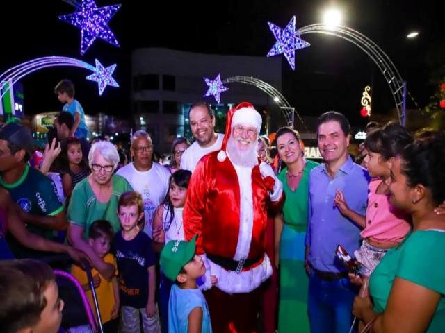 Prefeitura entrega a decorao Natal Vida & Luz na praa central de Maracaju