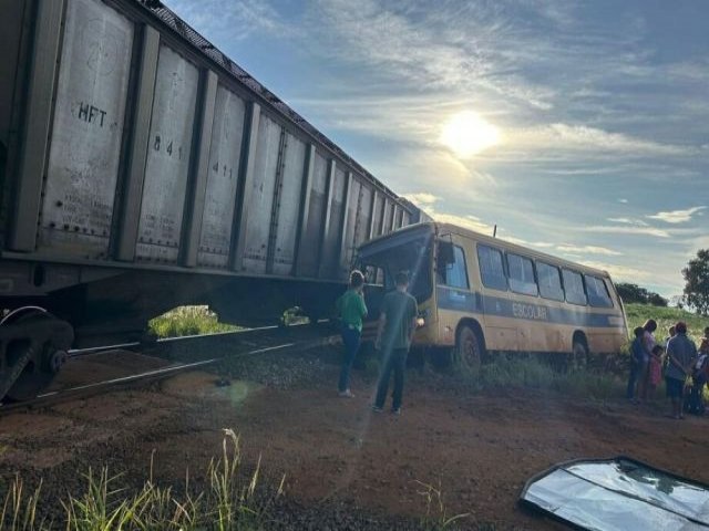 Coliso entre trem e nibus escolar deixa alunos feridos em Aparecida do Taboado