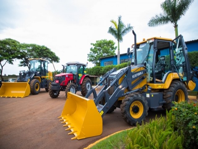  Prefeitura de Maracaju realiza a entrega de p carregadeira, retroescavadeira e trator agrcola