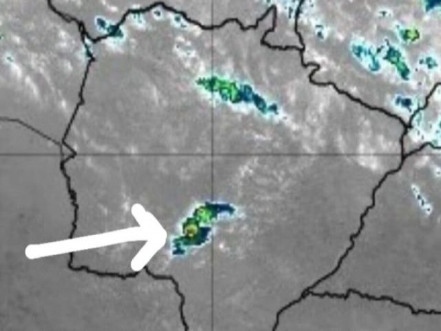 Nuvem funil assusta moradores durante formao de temporal em Sidrolndia