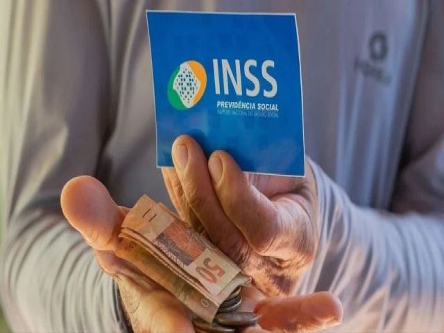 Aposentadorias acima do mnimo tero reajuste de 3,71% e teto do INSS ser de R$ 7.786 em 2024