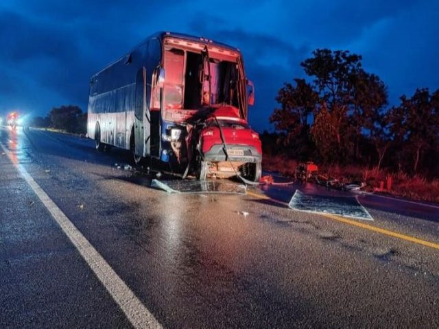 Acidente entre nibus e carro mata quatro pessoas em rodovia de MS