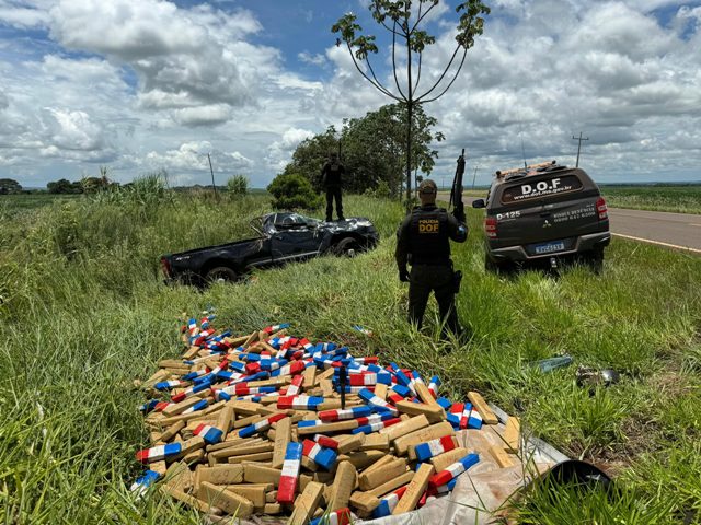 Camionete fura bloqueio do DOF e capota com quase uma tonelada de maconha em Maracaju