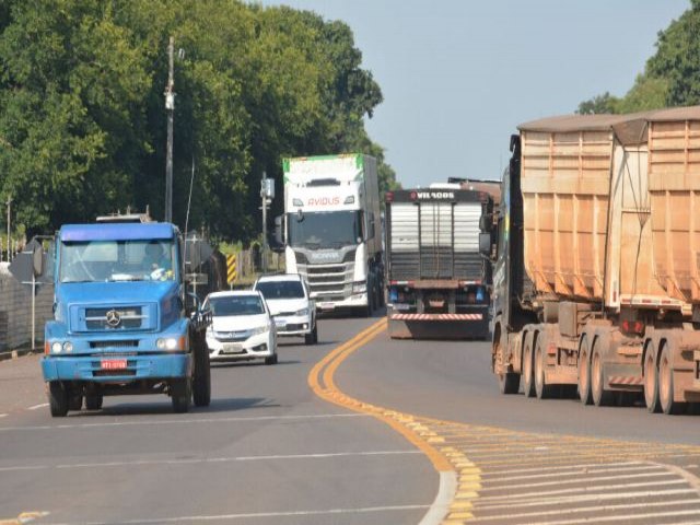 Caminhes bi-trem esto proibidos de trafegar em quatro horrios neste Carnaval; veja