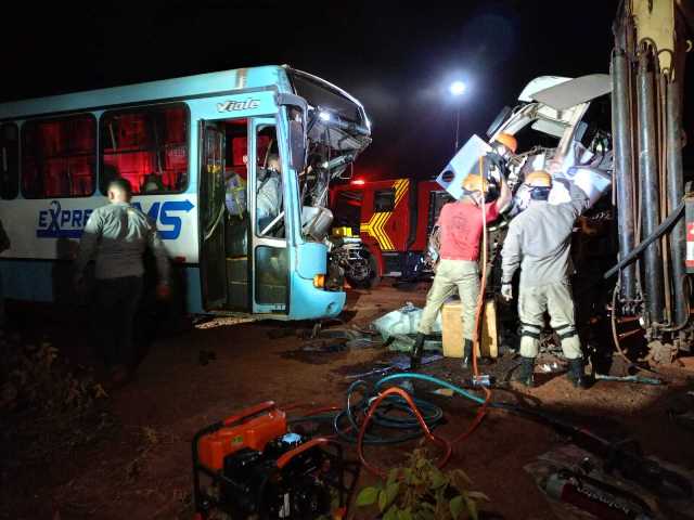 Motorista de nibus que colidiu com caminho em Maracaju morre no hospital