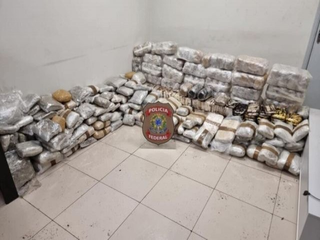 PF encontra mais de 160 kg de cocana e carga de maconha em caminho abandonado