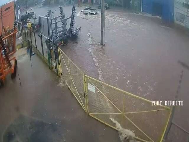 Em Maracaju, com 30 minutos de chuva, ruas alagam e gua invade comrcio em avenida