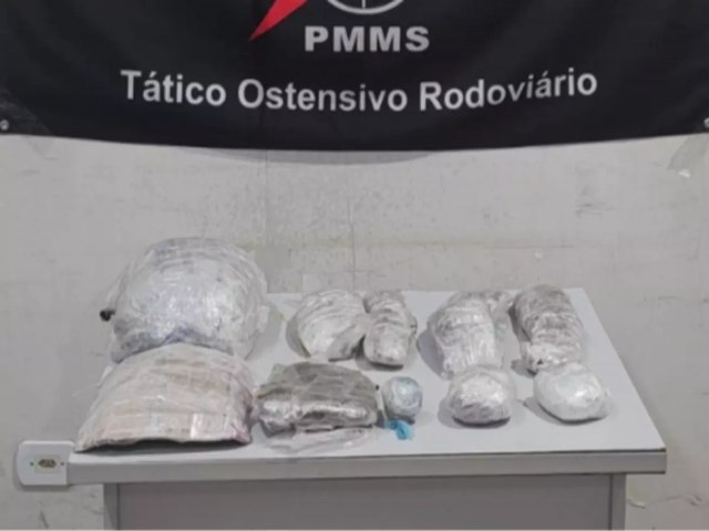 Mulher  presa pela PMR com skunk preso ao corpo na MS-162, em Maracaju