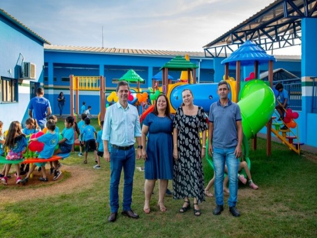 Com recurso de emenda impositiva, Prefeitura entrega playground para Escola Maurcia Par Gomes