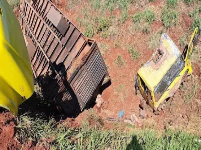 Caminhoneiro perde controle da direo, cai em barranco e morre na Serra de Maracaju