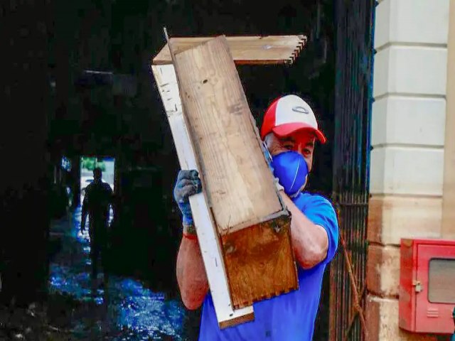 Porto Alegre: 56 mil famlias j podem receber o Auxlio Reconstruo; oua: