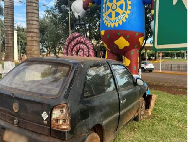 Motorista acerta 'linguia de Maracaju' em cheio e  socorrido por bombeiros