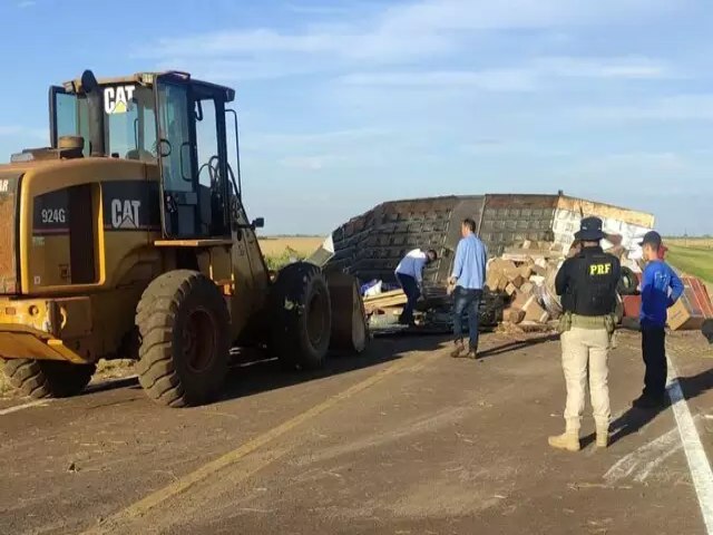 Carreta tombada interditou totalmente a BR-060, em Maracaju