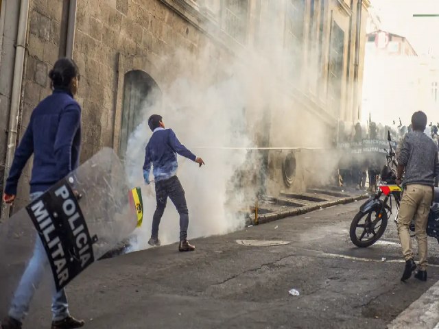 Bolvia sofre ameaa de golpe militar e Itamaraty condena a ao; oua: