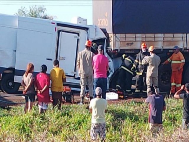 Acidente envolvendo trs veculos deixa duas pessoas presas as ferragens em Maracaju