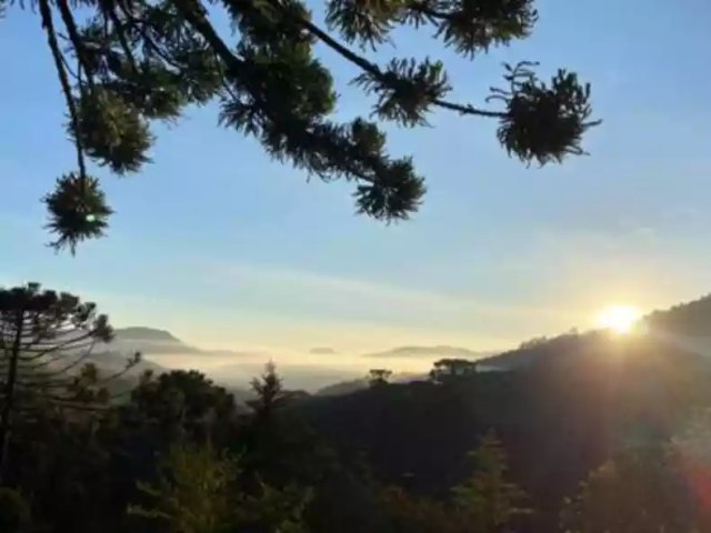 Frente fria chega e caloro e tempo seco do lugar para tempestades e geada em MS