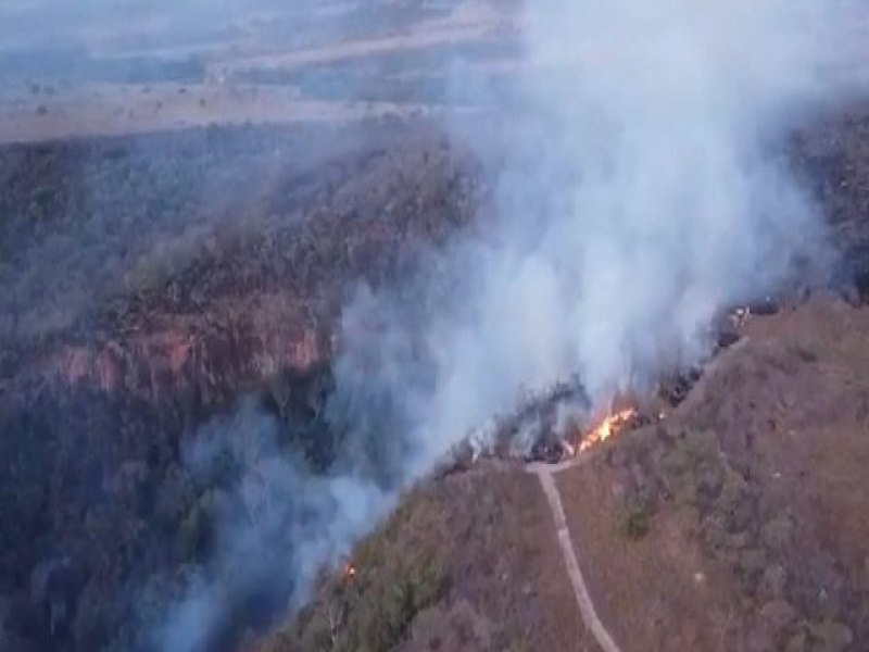 Serra de Maracaju arde em chamas com grande foco em rea de difcil acesso