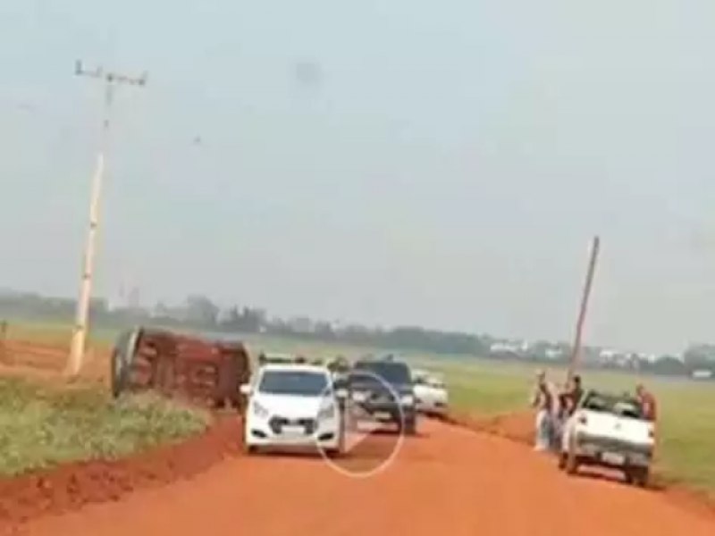 Carros capotam em sequncia na mesma curva de estrada em Maracaju