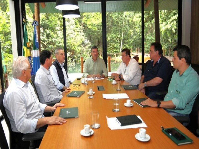 Estudo de Viabilidade Econmica de Soja/Milho  entregue por produtores e lideranas de Maracaju ao Governador