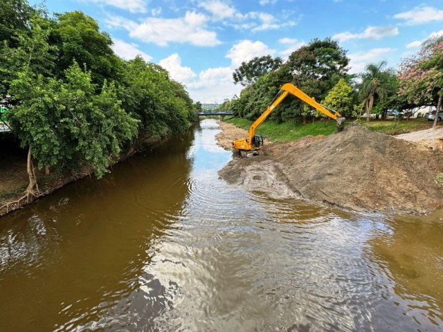 Prefeitura de Sorocaba e Saae adiantam servios para finalizar desassoreamento do Rio Sorocaba prximo  Ponte da Rua Padre Madureira