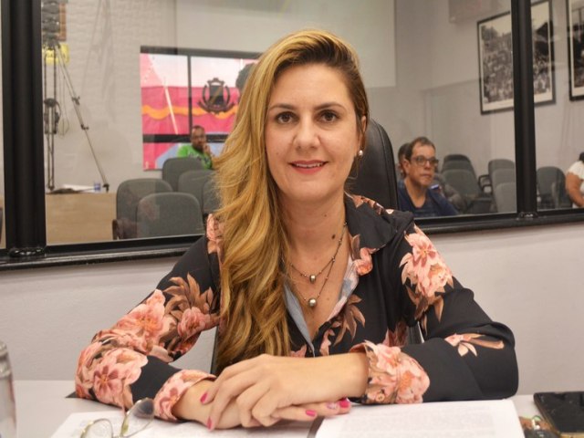 Cmara recebe novo pedido de cassao da prefeita Fabola Alves