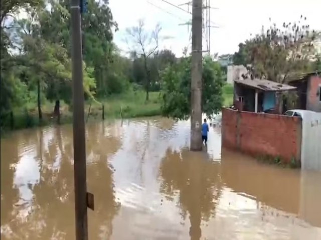 Chuva provoca alagamentos destelhamento de casa e inundaes em Sorocaba