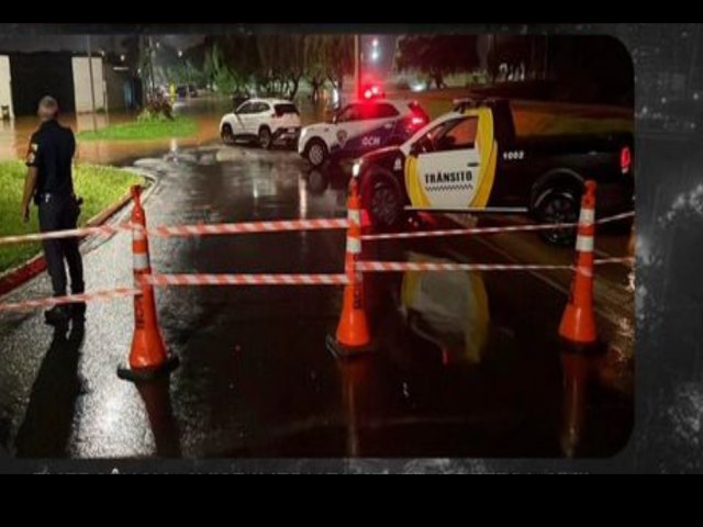 URGENTE |Chuva forte na noite desta quinta-feira provoca alagamentos enxurradas e interdio de vias