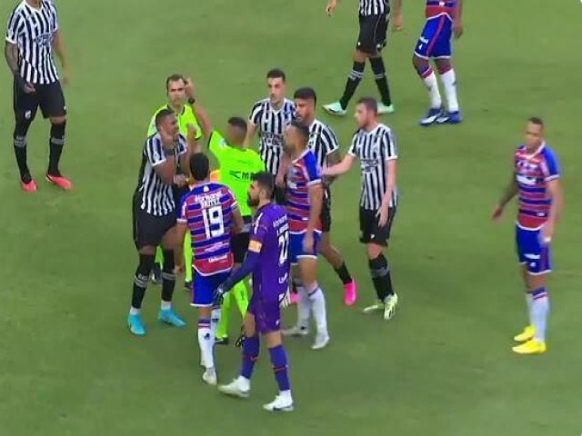 Equipe de arbitragem do Clssico Rei relata em smula intimidao e falta de segurana.