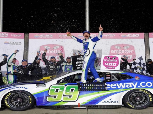 Daniel Suarez vence a Ambetter Health 400 no oval de atlanta com direito a final fotogrfico com um threewide