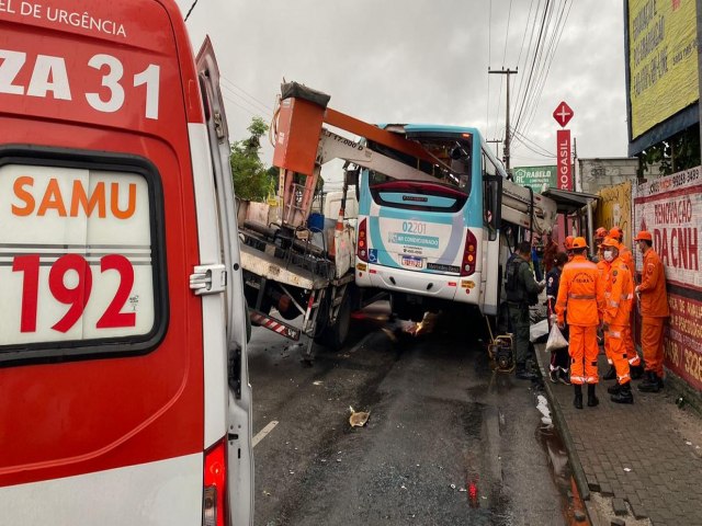 Acidente em nibus no bairro Messejana deixa dois mortos e trs feridos.