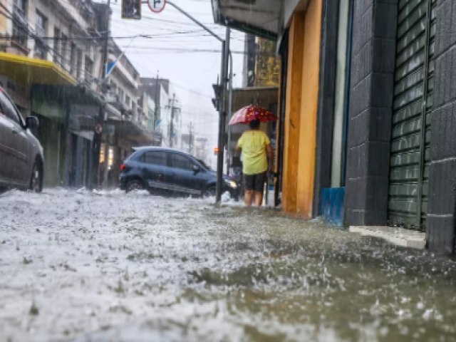 Inmet emite alerta de chuvas intensas para 102 cidades do Cear.